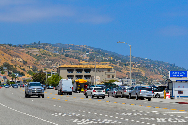 Autos auf dem Santa Monica Highway 1 Richtung Malibu, Los Angeles.
