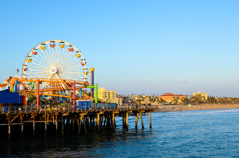 In der Abendsonne am Santa Monica Malibu Pier ragt ein Riesenrad am Strand gen Himmel.