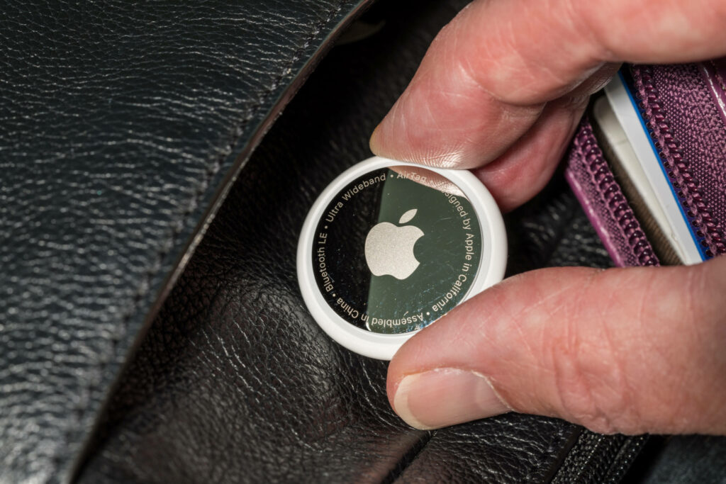 Für alle Vielreisenden oder Weltreisenden darf dieses nützliche Reisegadget nicht fehlen. Apple AirTag findet im Koffer oder am Schlüsselbund deine Sachen im Handumdrehen.