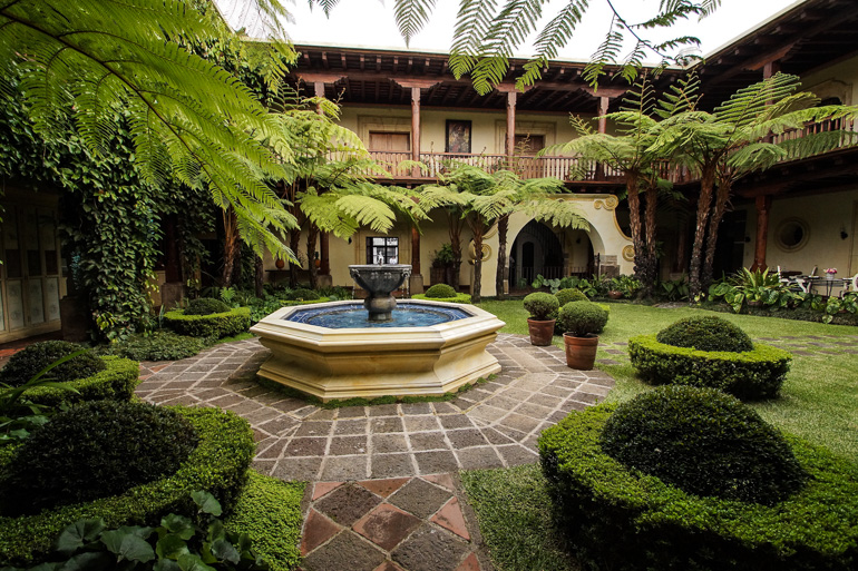 Im Parkähnlichen Innenhof des Hotels El Palacio de Dona Beatriz in Antigua, Guatemala, steht ein Springbrunnen.