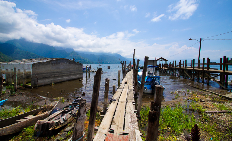 In dem Ort San Juan La Laguna in Guatemala dient ein länglicher Bretterverschlag als Bootssteg für die kleinen Holzboote am Atilan See.