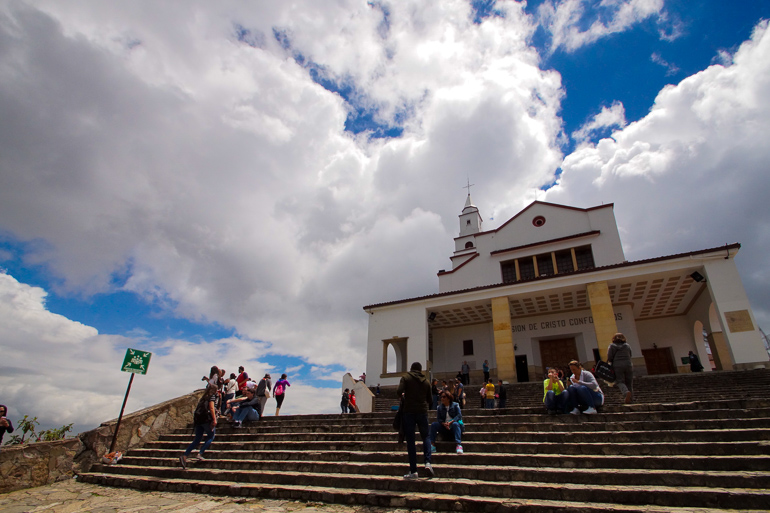 Die in weiß getünchte Kirche Cerro de Monserrate in Kolumbien, Bogotá ist über den gleichnamigen Berg zu erreichen und gilt als Pilgerstätte.