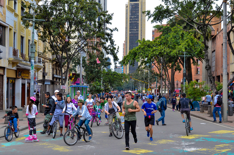 Numerous residents of Bogotá use the Ciclovía to get around on the street with bicycles, inline skates or jogging.