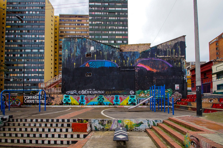 In Bogotá's La Candelaria district, a sports field surrounded by high-rise buildings was used as a graffiti site.