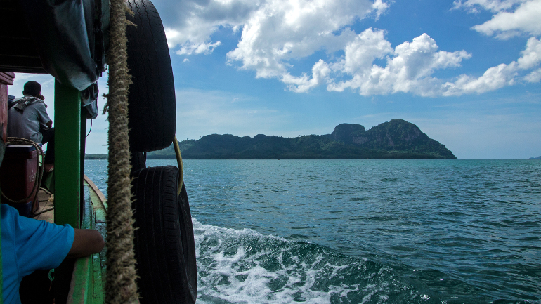Auf einer Bootsfahrt vom Festland kann man Koh Mook bereits in der Ferne erkennen.