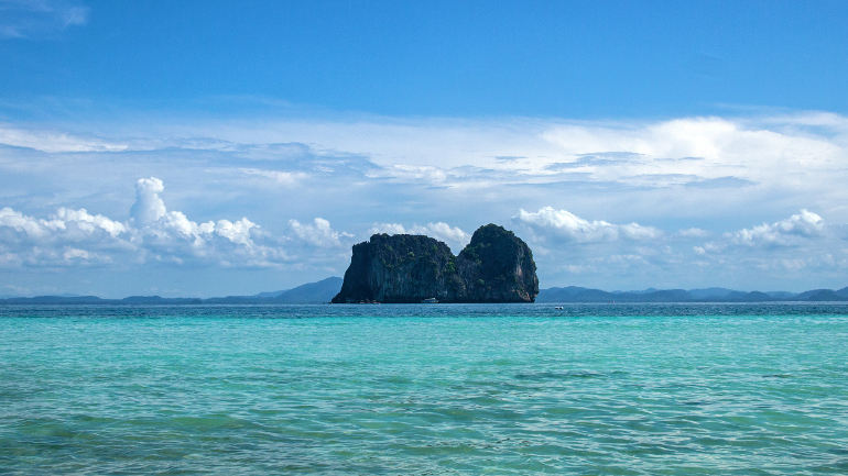 Von Koh Ngai aus sieht man die kleine Insel Koh Ma, die so wirkt als würde ein Felsen mitten im Meer stehen.