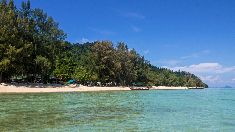 An dem wunderschönen Strand von Koh Ngai kann man hervorragend unter den Bäumen entspannen oder schnorcheln gehen.