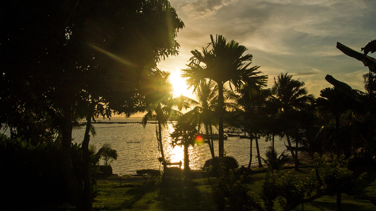 An den Küsten von Koh Mook lässt sich der Sonnenuntergang inmitten von Palmen und Blick aufs Meer hervorragend genießen.