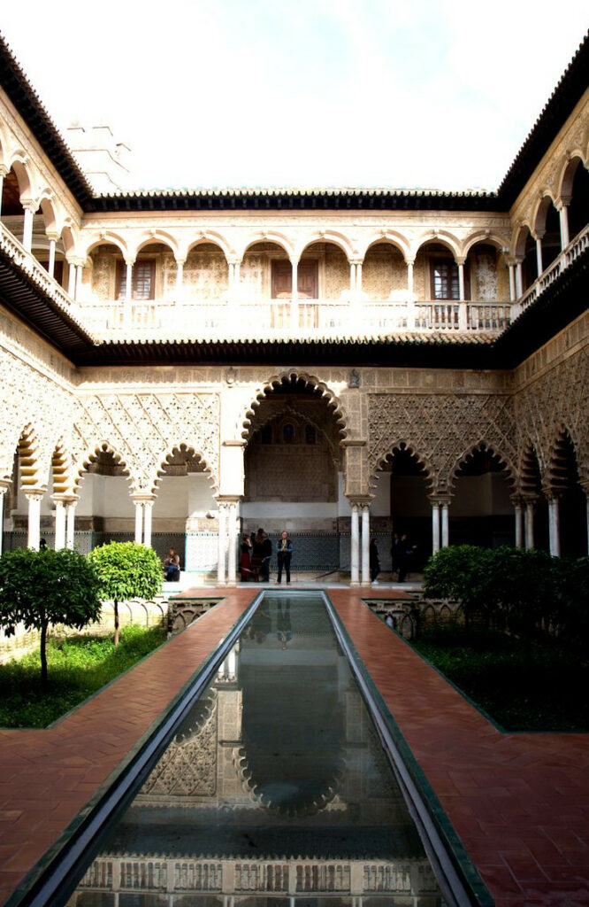Im Innenhof des mittelalterlichen Königspalastes Alcazar befindet sich das Patio
