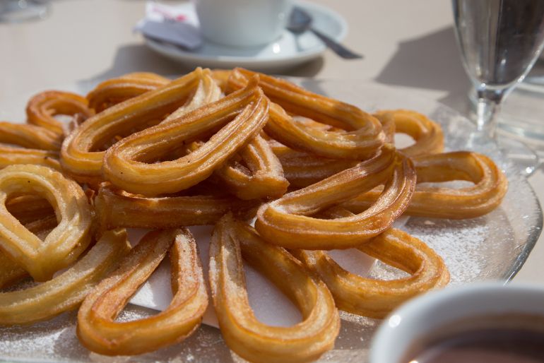 Ein Teller voller frischer Churros.
