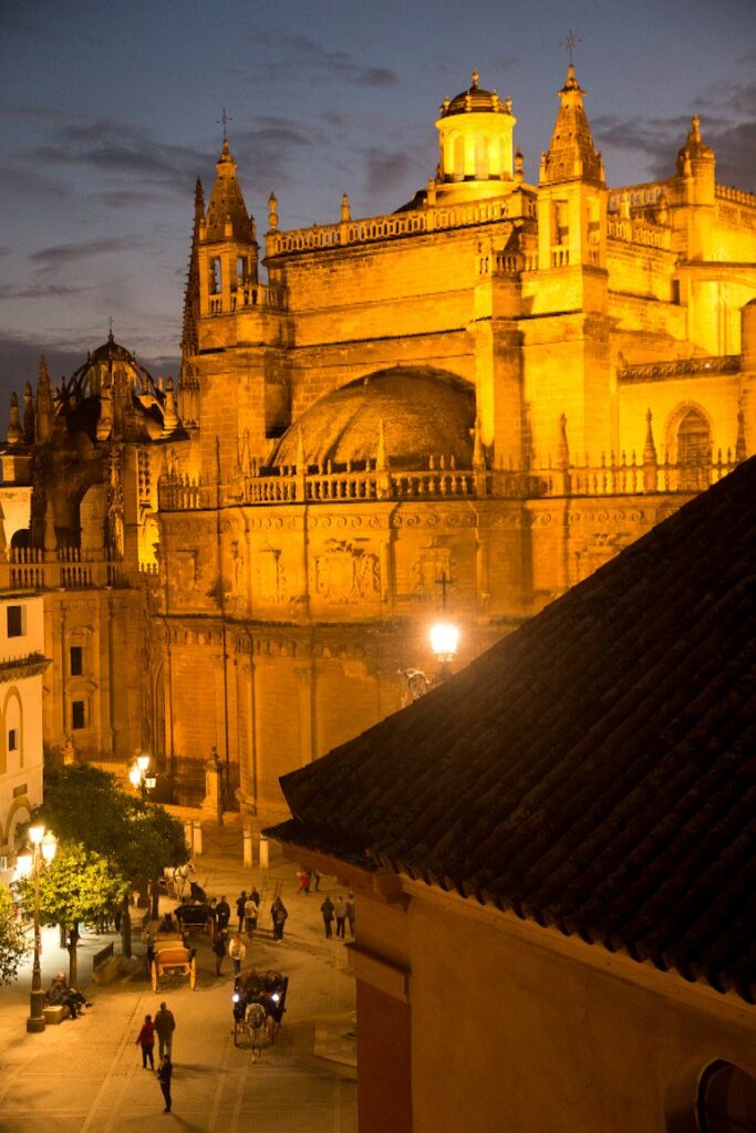 Die Dachterrasse vom Hotel Doña Maria in Sevilla hat einen wunderschönen Ausblick auf die Kathedrale.