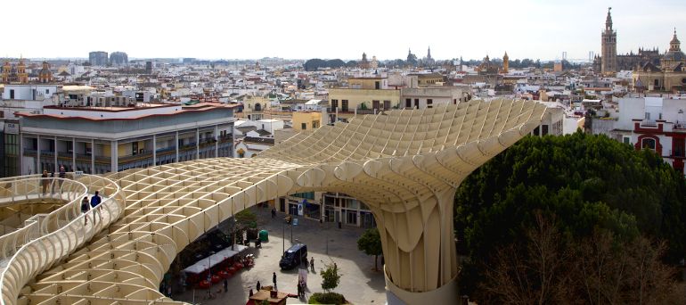 Die Metropol Parasol ist eine pilzartige Holzkonstruktion, auf der sich hervorragend ein Rundumblick über Sevilla genießen lässt.