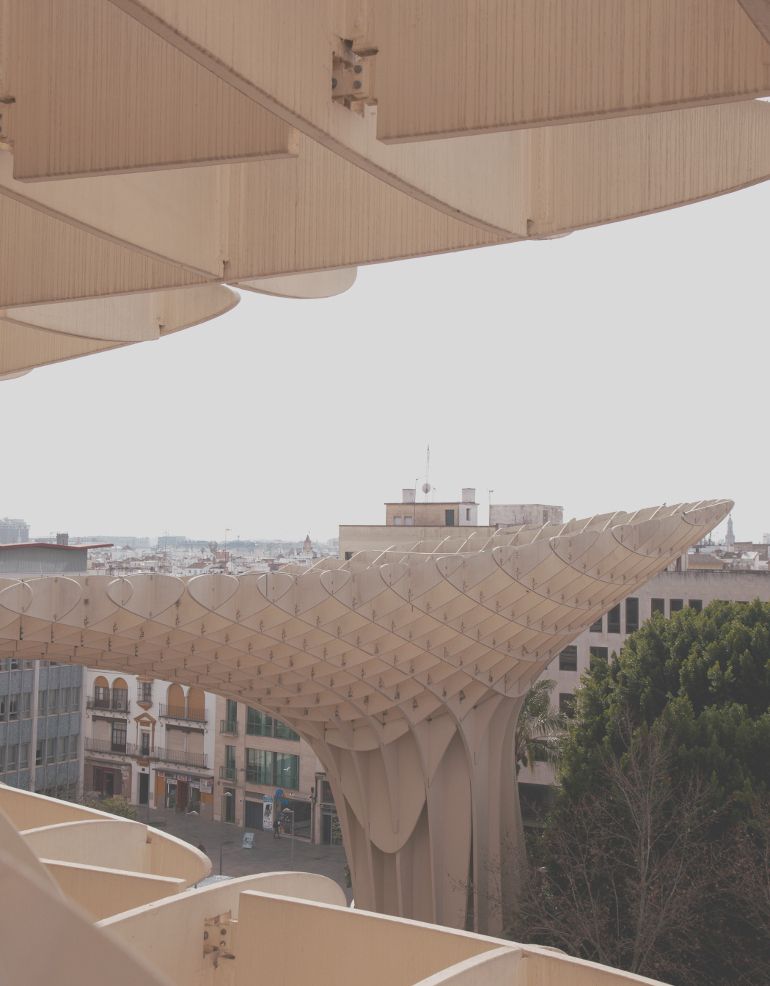 Die Aussicht vom Metropol Parasol auf die Dächer der Stadt Sevilla.