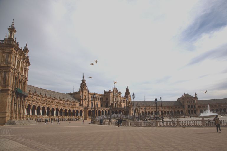 Das imposante Gebäude mit seinen vielen Torbögen und Türmchen am Plaza de España ist halbkreisförmig um den gleichnamigen Platz gebaut und gilt als Symbol für die Umarmung der südamerikanischen Kolonien durch Spanien.