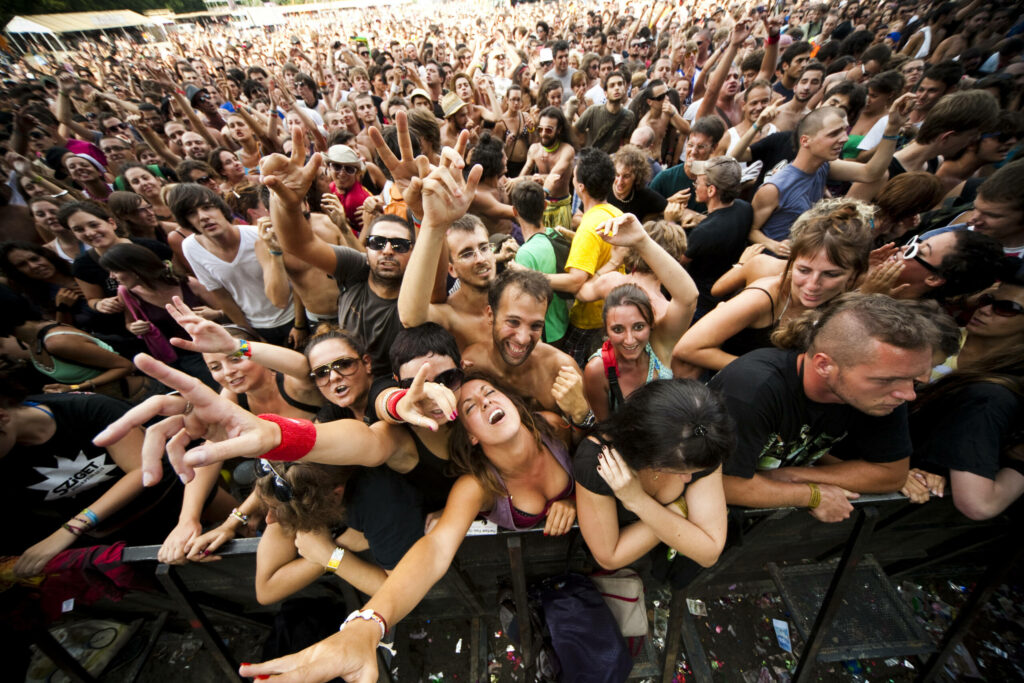 Eine Menschenmenge feiert vor einer Bühne. Rock in Rio ist eines der Musik-Festivals der Welt.