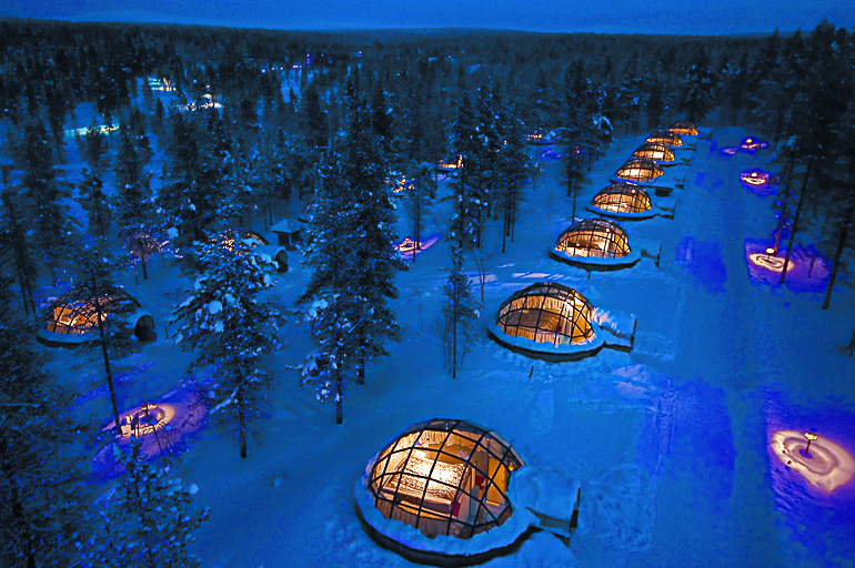 Die Glasiglus des Kakslauttanen Arctic Resort befinden sich in Reih und Glied zwischen den Wäldern im finnischen Nordlappland.