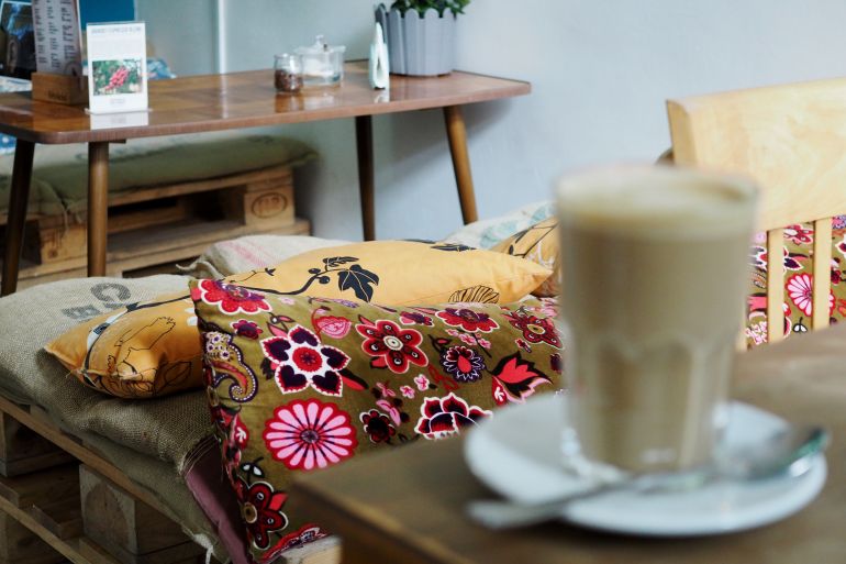 In Lublins Cafe Kawka sorgen Möbel aus den 60iger Jahren sowie bunte Blumenkissen für ein gemütliches Ambiente bei einem Glas Milchkaffee.