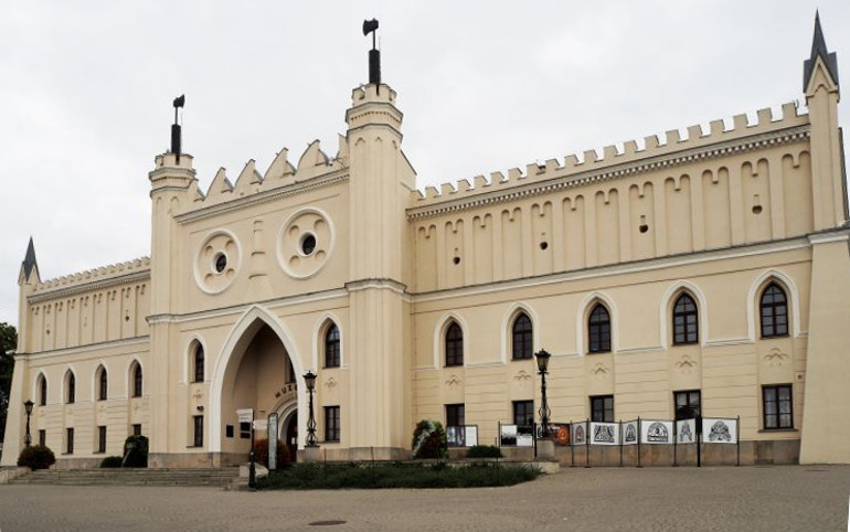 Das in cremefarben gehaltene ehemalige Schloss mit seinen Türmchen, Verzierungen und vielen Fenstern beherbergt das Stadtmuseum von Lublin.