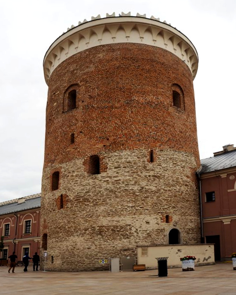 Der runde Backsteinturm bietet auf seinem beigen Dach den Besuchern einen tollen Ausblick über die Altstadt von Lublin.