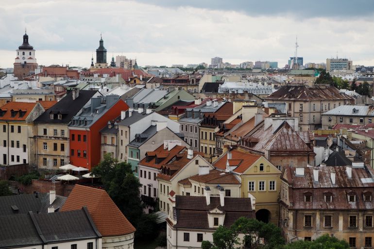 Der Rundturm von Lublin zeigt trotz bewölktem Himmel auf die Dächer der Altstadt.