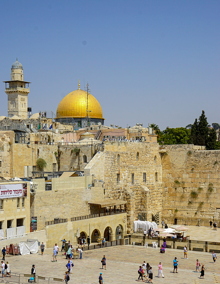 Besucher tummeln sich auf dem Vorplatz der Klagemauer und dem Felsendom mit seinem goldenen Kuppeldach in Jerusalem.