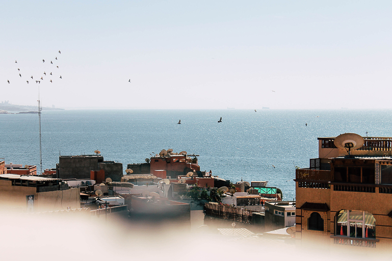 Über den Dächern von Taghazout in Marokko hat man einen wunderschönen Blick aufs Meer.