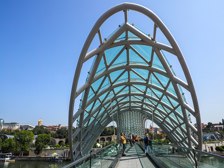 Die Friedensbrücke von Tiflis, Georgien, mit seinem Kuppelförmigen Glasdach verbindet die Altstadt mit dem Rike-Park und lockt die Besucher als Fotohotspot.