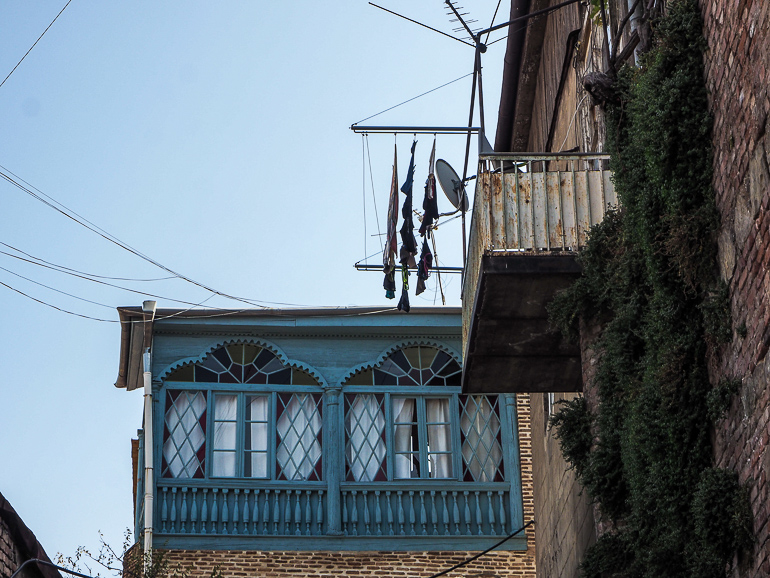 Im historischen Viertel Betlemi von Tiflis in Georgien hängt Wäsche an einem Balkon.