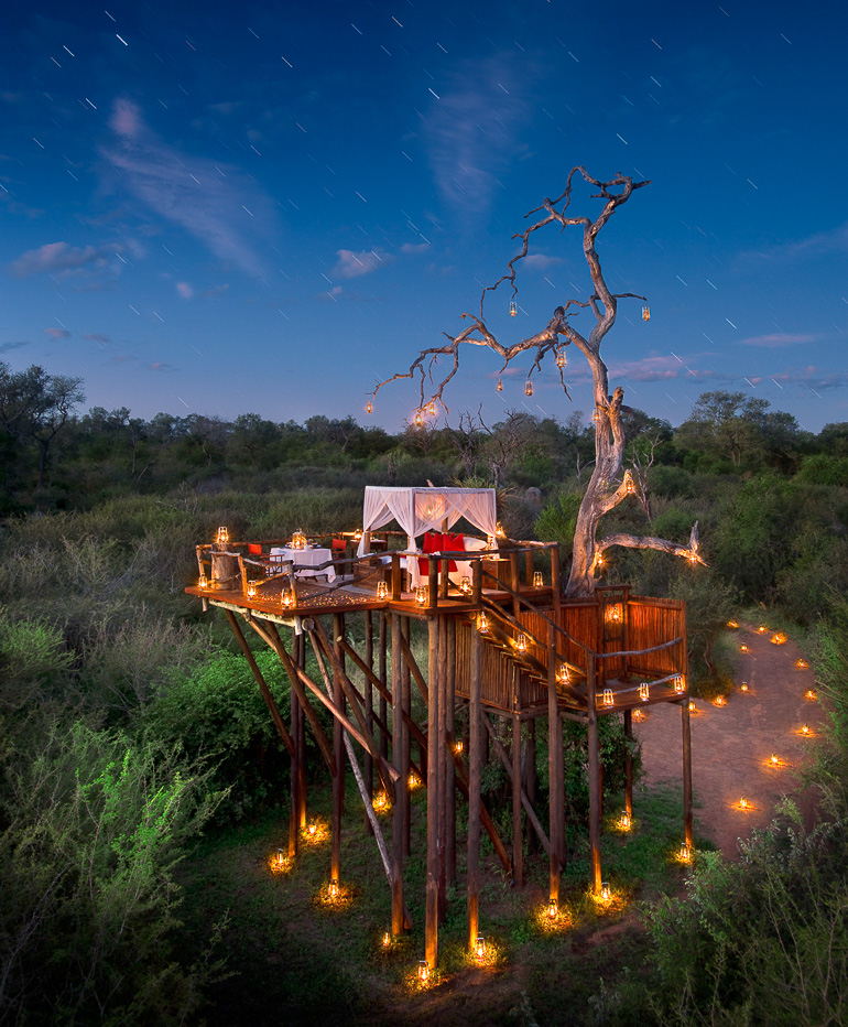 Eine traumhaftes Himmelbett auf einem Open-Air Baumhaus inmitten afrikanischen Natur findet man bei Chalkley Treehouse.