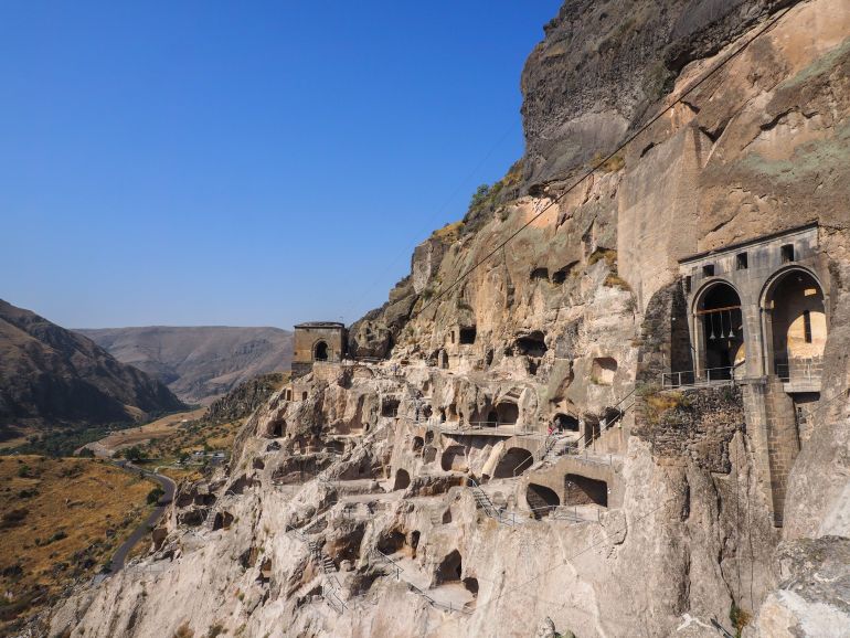 Die in Sandsteinfelswände errichtete Höhlenstadt Vardzia in Georgien beherbergt noch heute mit seinen verschiedenen Öffnungen Mönche.