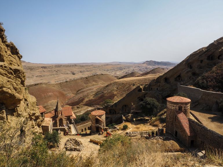 Der Klosterkomplex von Davit Gareja an der aserbaidschanischen Grenze liegt auf mehreren Ebenen des georgischen Gebirges.