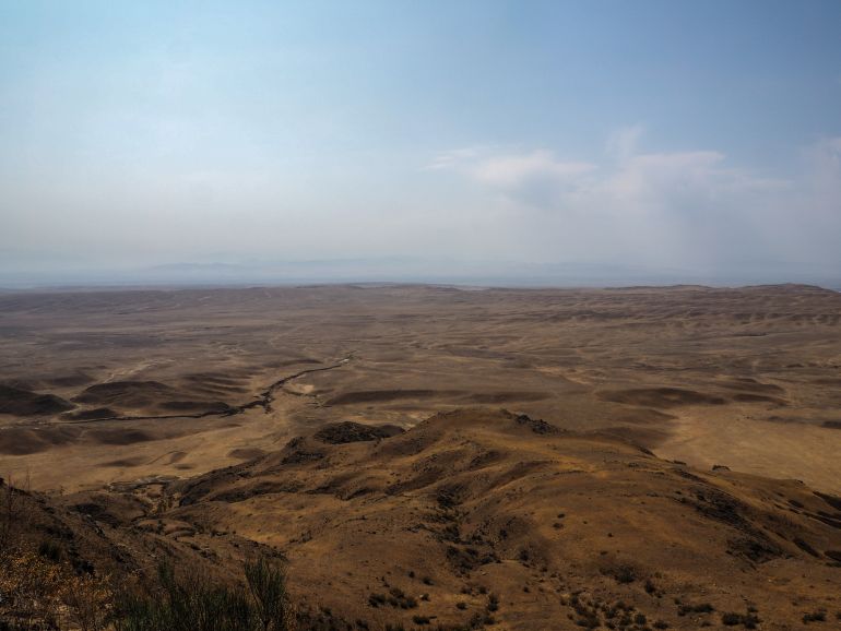 Auf Davit Gareja genießt man einen endlosen Blick auf die karge Landschaft der Halbwüste von Georgien und Aserbaischan.