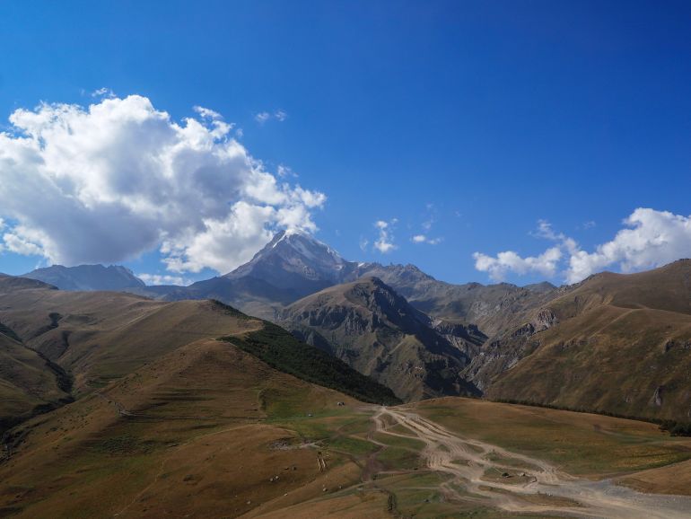 Im georgischen Gebirge in Stepanzminda steht der erloschene Vulkan Kasbek.