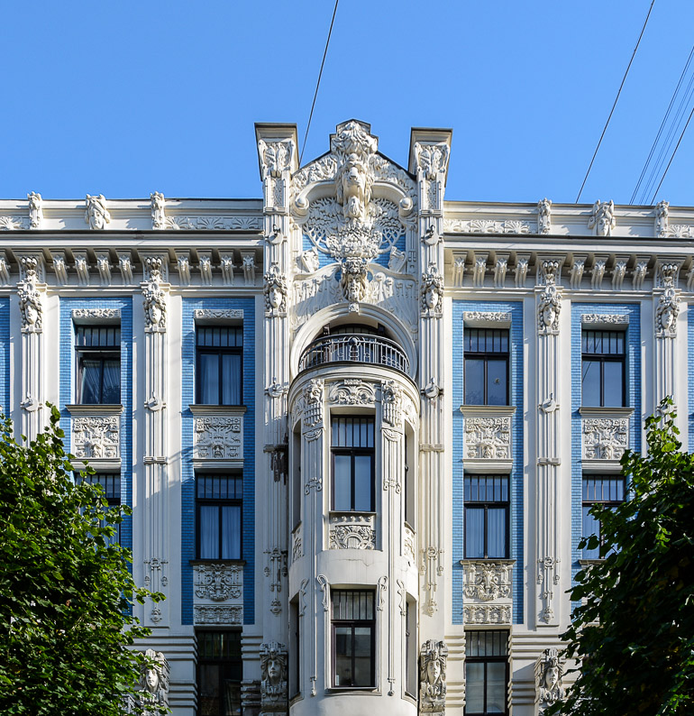 Die in blau-weiß verzierte Häuserfassade des Jugendstilmuseums in Riga, Lettland wurde im klassischen Art Nouveau Jugendstil entworfen.