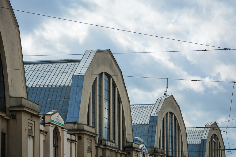 Das Gebäude des Zentralmarkts in Riga mit seinen großen Kuppen stammt aus der Zeit, als es noch als Zeppelin-Hangar genutzt wurde.