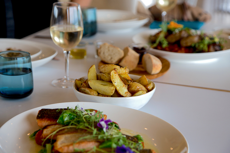 In dem gehobenen Restaurant Cape Kitchen auf Phillip Island, Australien werden den Gästen hochwertige Speisen stilvoll serviert.