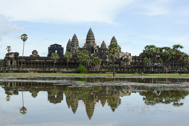 Auf einer Kambodscha-Rundreise sollte der berühmte Tempel Angkor Wat mit seinen steinernen Tempelanlagen umsäumt von Teichen und Palmen nicht fehlen.