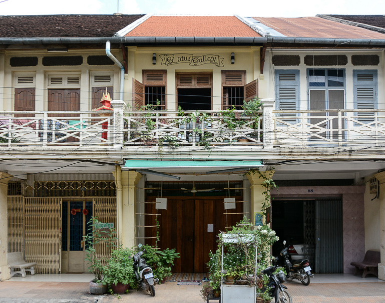 Ein gelbes Haus mit Balkon und hölzernen Fensterläden im französischen Kolonialstil prägen in Kambodschas Battambang das Straßenbild.