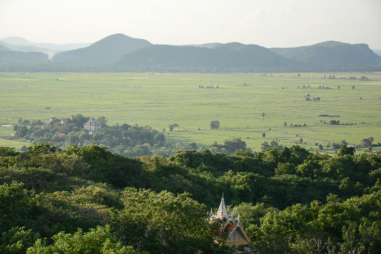 Vom Gipfel des Phnom Sampov in Battambang, Kambodscha erstreckt sich der Ausblick über Wälder, endlose Grünflächen und bewachsenen Hügeln.