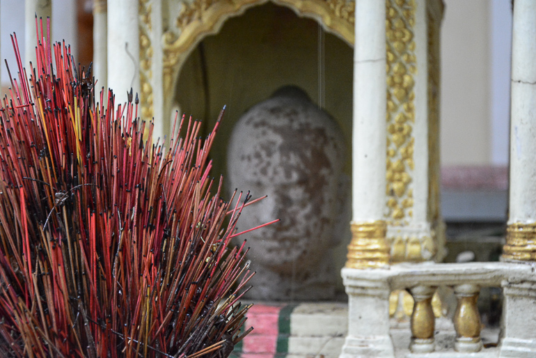 Das Wat Botum in Phnom Penh, Kambodscha befindet sich in der Nähe des Königspalastes und beherbergt eine große Buddha-Statue aus Stein zwischen goldverzierten Torbögen.
