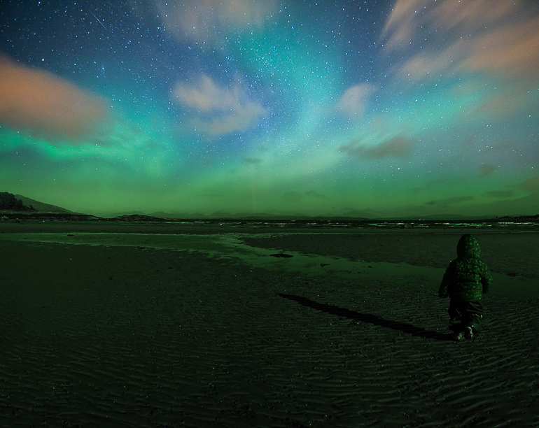 Die Nordlichter von Isle of Mull in Schottland leuchten in bunten Farben.