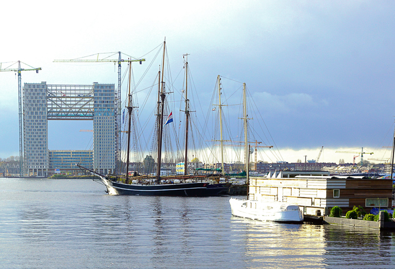 Zwei Segelschiffe schippern im Hafen von Amsterdam.