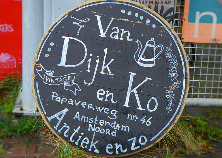 Bei Van Dijk & Ko. in Amsterdam kann man durch allerlei Sehenswertes stöbern.