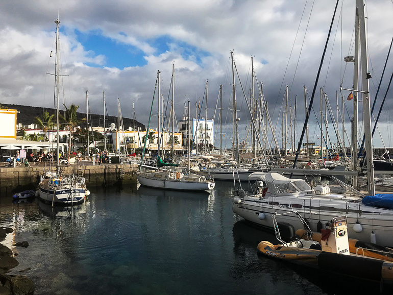 Viele kleine Segelschiffe sind bei Las Palmas Hafen Puerto de Mogan geankert.