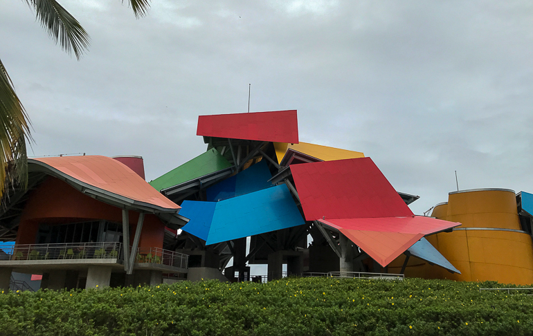 A colorful roof landscape adorns the natural science museum "Biomuseo" in Panama City, America.