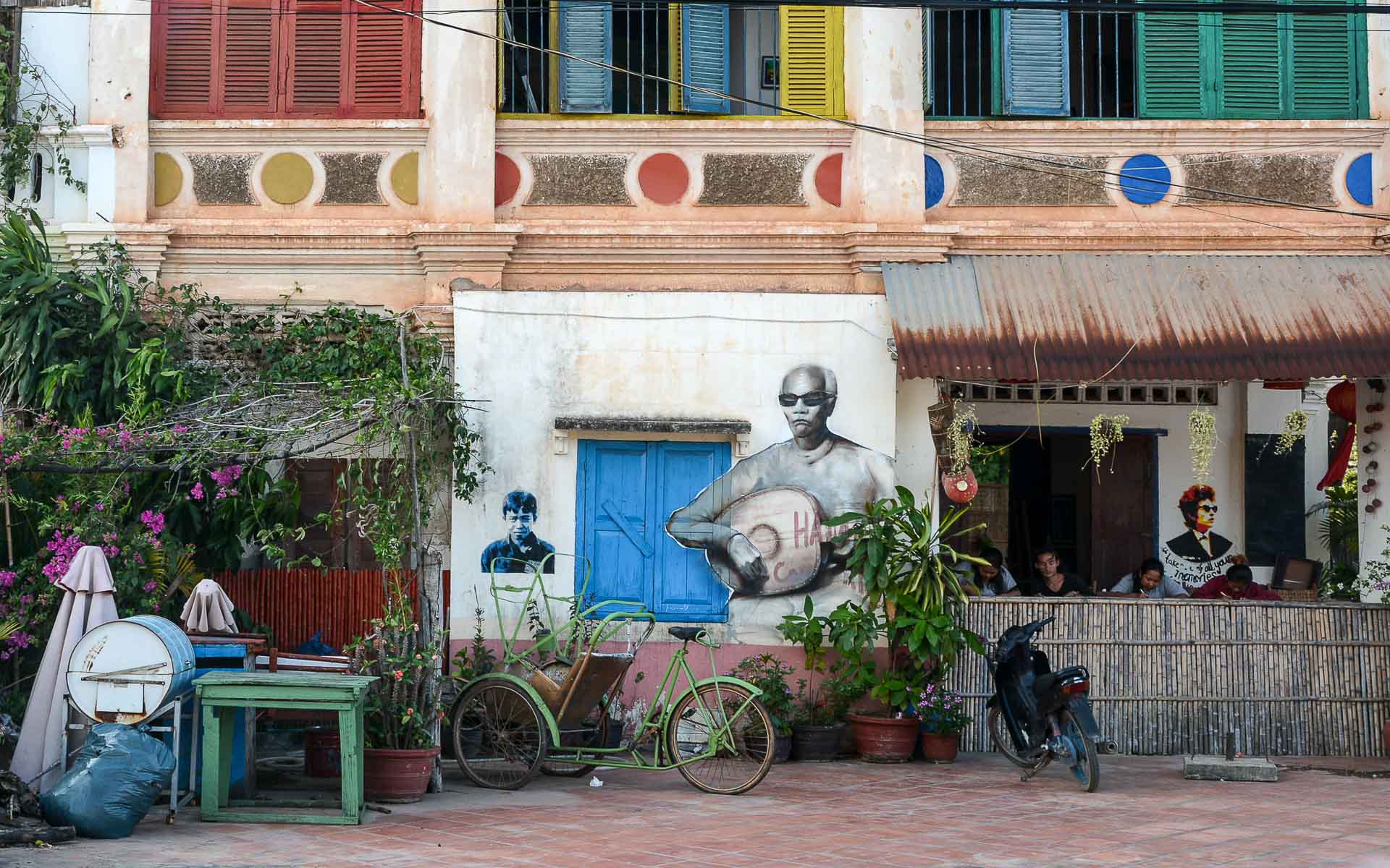 In Kampot bei Kambodscha gibt es zahlreiche Cafes, wie das ehemalige Ellie´s, das bunte Häuserfassaden verziert und leckere Sandwiche anbietet.