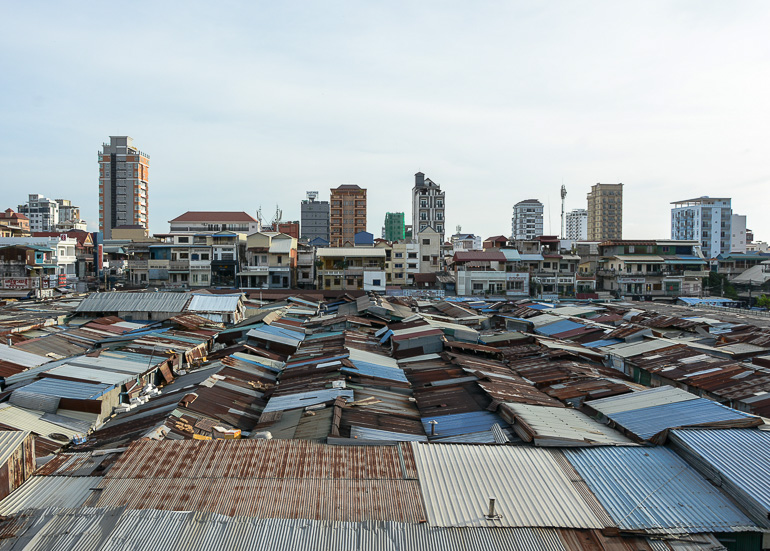 Travellers Insight Reiseblog Reisetipps Kambodscha Phnom Penh Russian Market Dächer