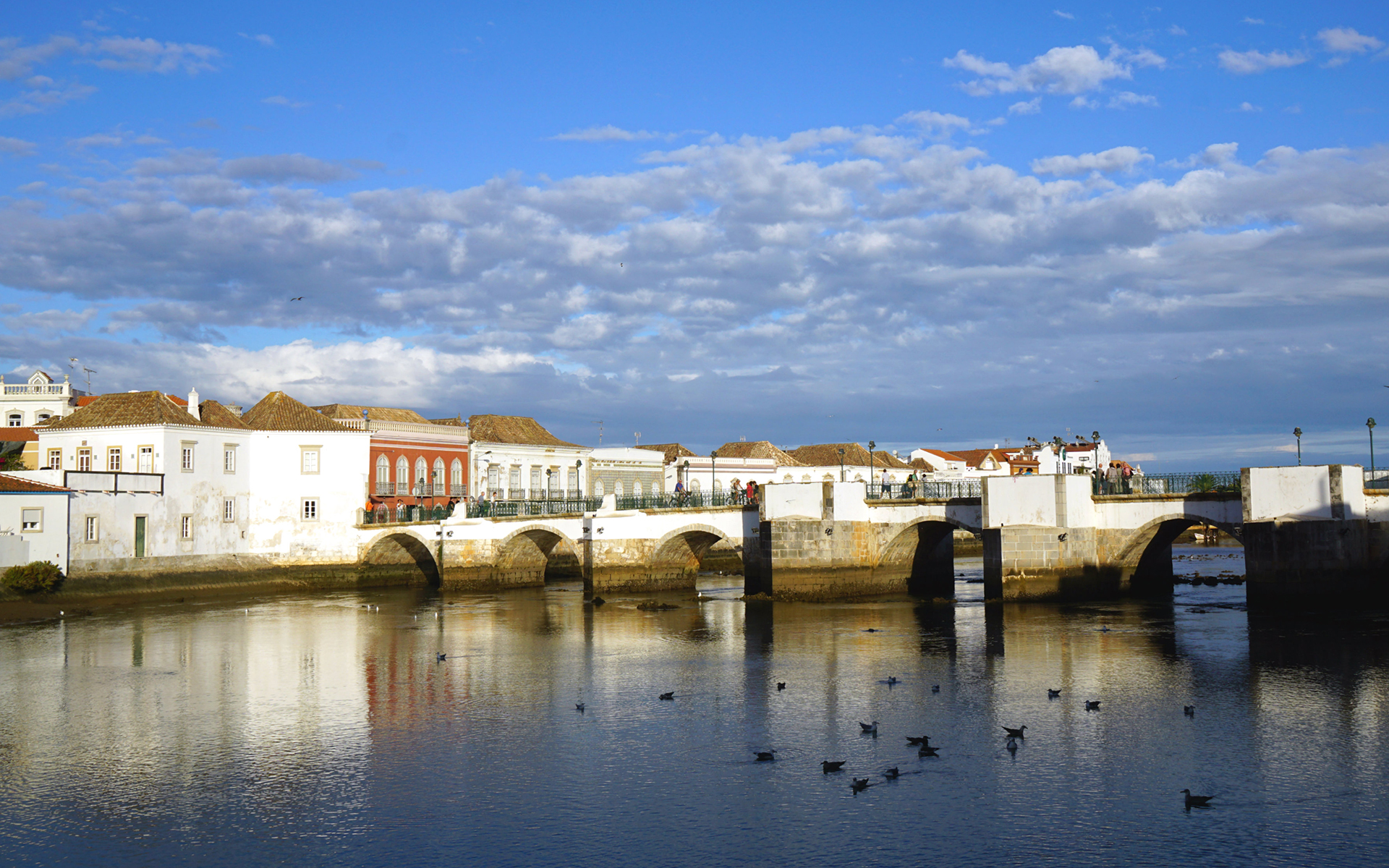 Die portugiesische Stadt Tavira mit ihrer markanten Brücke im Stadtkern verzaubert ihre Besucher auch im Winter.