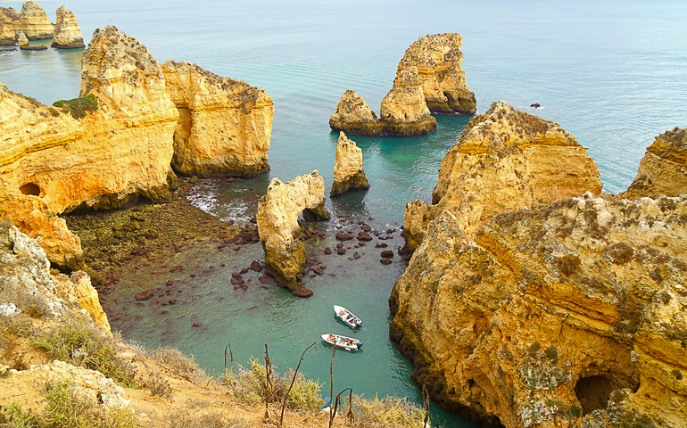 Steile gelbe Felsformationen ragen an der Algarve bei Ponta da Piedade aus dem Meer.