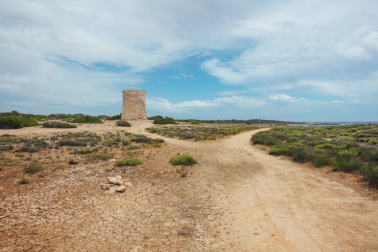 An einem Wanderweg auf Mallorca steht der steinerne Wachtturm Torre de s’Estallela.